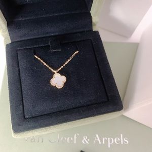 Sweet Alahambra mother of pearl necklace